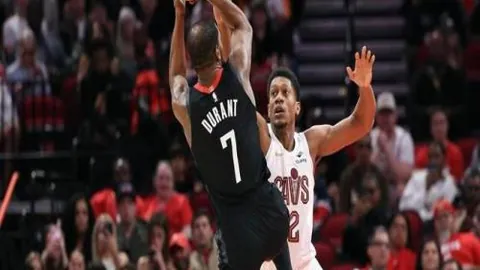 《激战正酣！开拓者对决尼克斯，巅峰对决，究竟谁将笑傲攻防战场？》